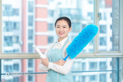 家政保潔員的專業(yè)工具 一柄撣子之下的細(xì)膩服務(wù)境界